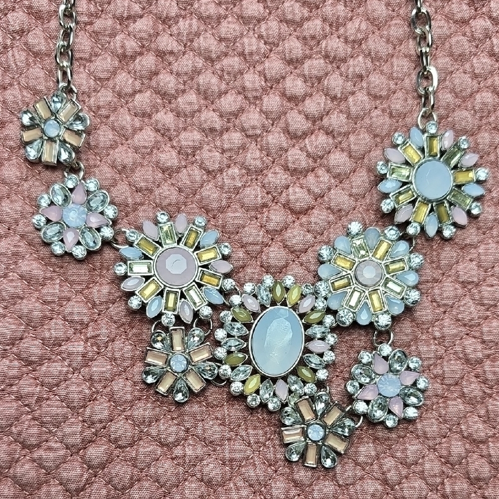 Stella & Dot Elegant Floral Statement Necklace - Picture 1 of 9